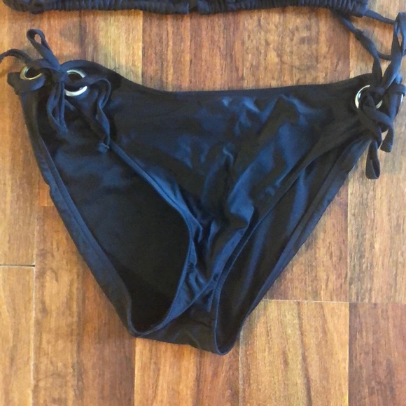 Black Bikini - Picture 4 of 5
